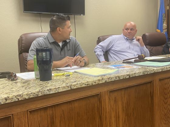 From the left, Elgin City Councilman Fred Guevara speaks while Mayor JJ Francais listens Tuesday at Elgin City Hall. The council unanimously approved the city’s $3.52 million budget for fiscal year 2023, which begins July 1.  Eric Swanson/Staff photo