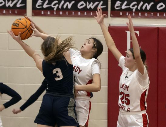 Elgin’s Maddy Nez, center, blocks a shot from a Kingfisher player during last Friday’s matchup. Kingfisher won the game 47-45 on a last-second shot. HUGH SCOTT JR. | SOUTHWEST CHRONICLE