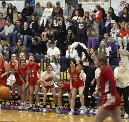 Elgin’s bench celebrates after freshman post player Kelby Carter, foreground, scores a bucket that gave the Lady Owls a 42-36 lead with 34 seconds left to play in the district tournament game last Friday. Carter finished with 12 points. HUGH SCOTT JR. | SOUTHWEST CHRONICLE