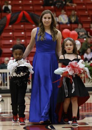 Little ones, Derrick Thomas, son of boys assistant coach Derrick Thomas, and Harper Green, daughter of boys head coach Ryan Green with escort Angel Dickinson. RIP STELL | SOUTHWEST CHRONICLE