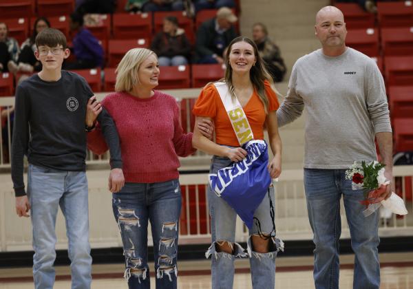 Taylor Squyres with family. RIP STELL | SOUTHWEST CHRONICLE