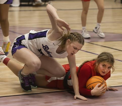 Elgin freshman Kelby Carter dives for the ball after a scramble with a Bethany defender in first-round action of the regional tournament. HUGH SCOTT JR. | SOUTHWEST CHRONICLE