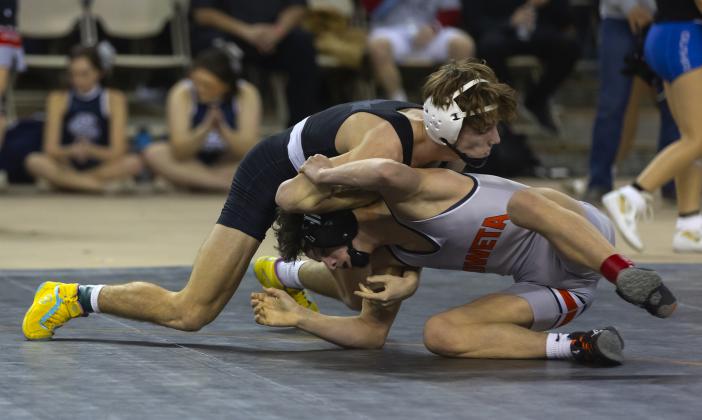 Elgin’s Hunter Jackson dominates Coweta’s Toby Shipman in the first round of the Class 5A 113-pound title match at last Saturday’s state tournament. However, Shipman prevailed 3-2 to win the state crown. HUGH SCOTT JR. | SOUTHWEST CHRONICLE