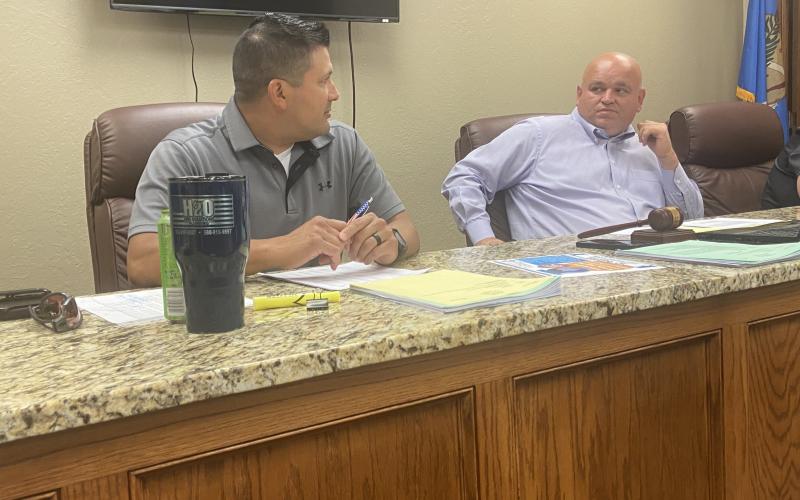 From the left, Elgin City Councilman Fred Guevara speaks while Mayor JJ Francais listens Tuesday at Elgin City Hall. The council unanimously approved the city’s $3.52 million budget for fiscal year 2023, which begins July 1.  Eric Swanson/Staff photo