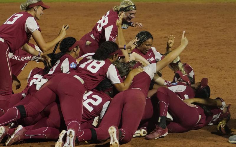 Oklahoma players celebrate after defeating Texas in the NCAA Women's College World Series softball finals Thursday, June 9, 2022, in Oklahoma City. (AP Photo/Sue Ogrocki)