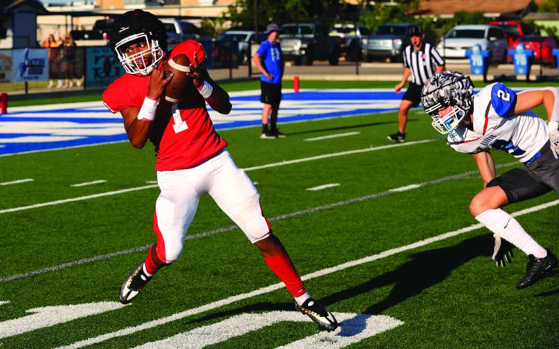 Elgin junior wide receiver Treyvon Crabtree makes a catch during last Friday’s scrimmage. Photo by Hugh Scott Jr.