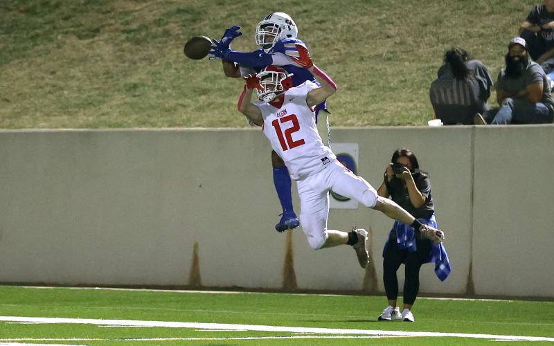 Elgin’s Toby Parker tries to break up a pass attempt against Noble, which won the 5A-1 matchup 32-21. Below, Michael Adesola (4) catches the winning TD during a come-from-behind victory over Lawton MacArthur. HUGH SCOTT JR. | SOUTHWEST CHRONICLE