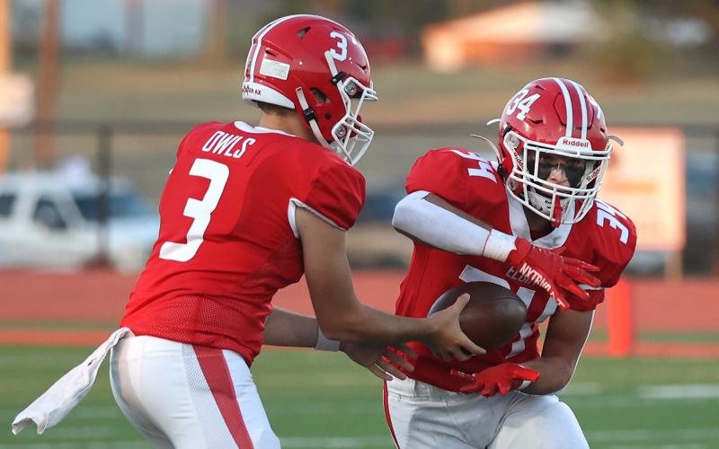 Elgin quarterback Tres Lorah hands the ball to tailback Matt Lund during a regular season game. Lund rushed for more than 1,000 yards in 2022. HUGH SCOTT JR. | SOUTHWEST CHRONICLE