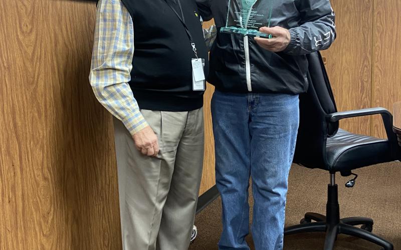 From left, Comanche County Commissioner Johnny Owens presents a plaque to outgoing Commissioner Gail Turner. Turner, who has served on the commission for 24 years, was unseated earlier this year. ERIC SWANSON | SOUTHWEST CHRONICLE