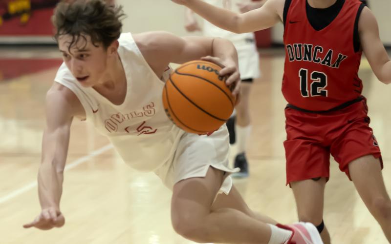 Hugh Scott Jr. | Southwest Chronicle Elgin’s Jake Lohman escapes from a Duncan Demon defender during a Dec. 13 game. Elgin defeated Duncan, 71-40.