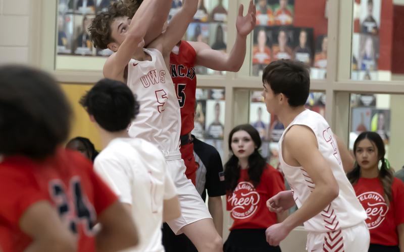 Elgin junior Jake Lohman drives to the basket against Duncan earlier this season. Elgin defeated Duncan, 71-40. HUGH SCOT JR. | SOUTHWEST CHRONICLE