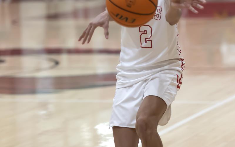 Hugh Scott Jr. | Southwest Chronicle Elgin senior Jaylon Nettles passes the ball to a teammate during the Duncan game Dec. 13.