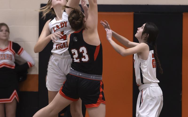 Hugh Scott Jr. | Southwest Chronicle Sterling’s Kinley Mansel (4) blocks a shot from Apache’s Maggie Rannals during the Dec. 16 matchup. Mansel finished with six points.