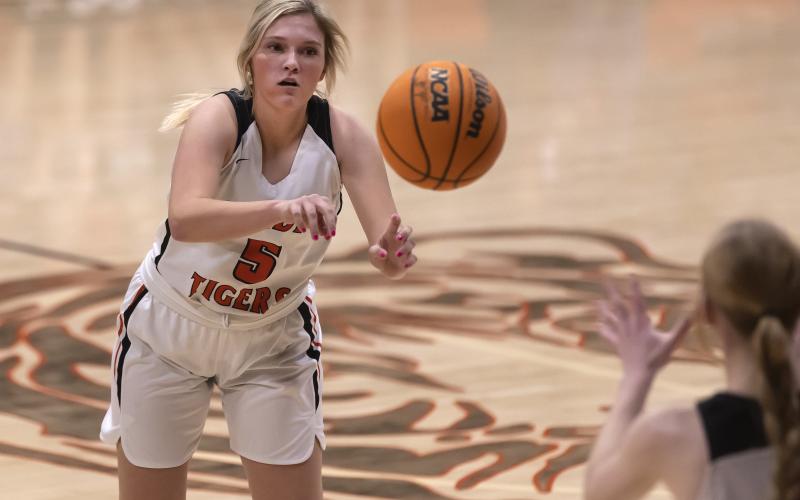 Sterling’s Morgan Curry passes the ball to a teammate during the Dec. 16 game against Apache. HUGH SCOTT JR. | SOUTHWEST CHRONICLE