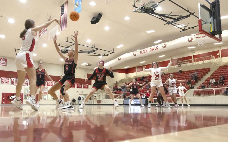 Elgin senior Kirsten Peak throws the ball to post player Danika Pendley during a come-from-behind win over Duncan earlier this month. Peak later tallied the game-winning three-pointer for Elgin. Final score: 57-54. HUGH SCOTT JR. | SOUTHWEST CHRONICLE