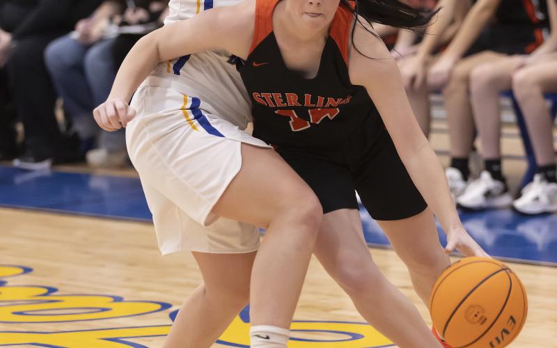 Sterling’s Ashlyn Clift dribbles the ball along the baseline against Central High. Clift finished the game with 10 points. PHOTO BY HUGH SCOTT JR.