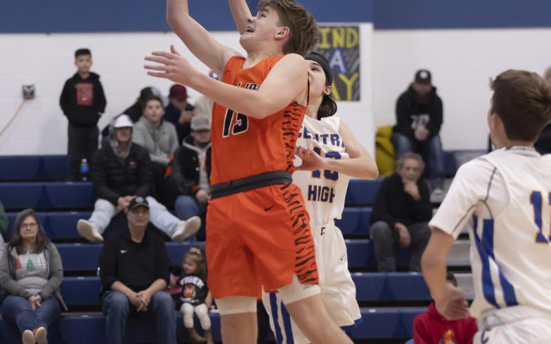 Riley Lile (13) scores two of his four points with a layup against Central High on Tuesday. PHOTO BY HUGH SCOTT JR.