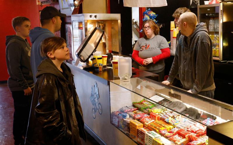 Vaska patrons talk with staff at the theater’s concession stand. RIP STELL | SOUTHWEST CHRONICLE