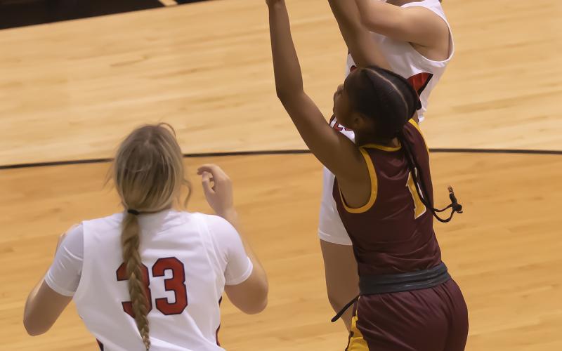 Lady Owl Maycee Hill throws the ball to post player Kelby Carter (33) during Friday's game against Clinton. Elgin will play 1 p.m. Saturday in the consolation championship. HUGH SCOTT JR. | SOUTHWEST CHRONICLE