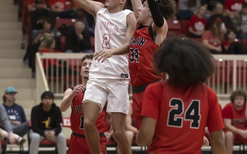 Elgin’s Jaylon Nettles (2) scores on a layup against Duncan last month. Nettles finished with 17 points in Elgin’s 61-34 win over Cache on Tuesday night. HUGH SCOTT JR. | SOUTHWEST CHRONICLE