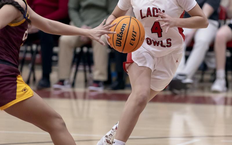 Elgin sophomore Maddie Nez (4) dribbles toward the basket against Clinton. HUGH SCOTT JR. | SOUTHWEST CHRONICLE