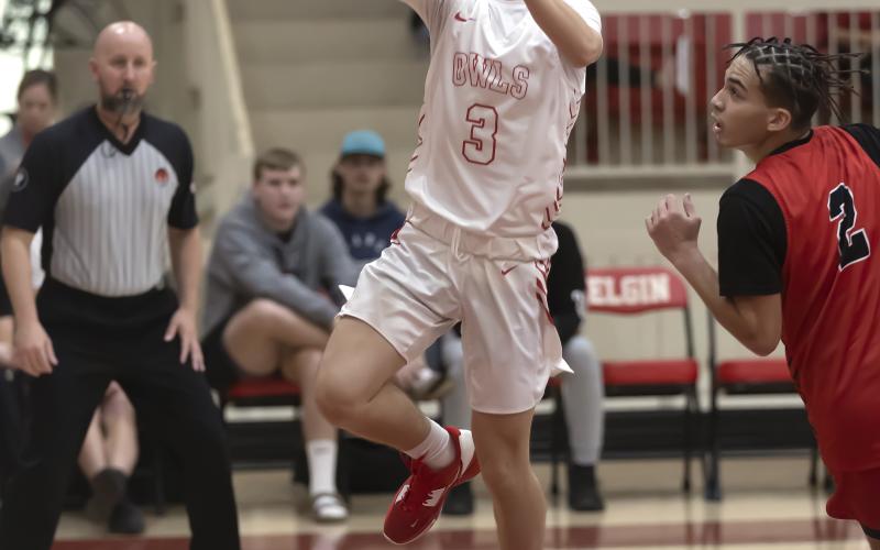 Nicholas Meraz scores on a layup against Duncan during a game last month. Meraz tallied nine points against Cache during Elgin’s 61-34 win Tuesday night. HUGH SCOTT JR. | SOUTHWEST CHRONICLE