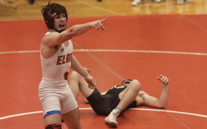 Elgin’s Dominick Bennedetto celebrates his victory in the 144-pound championship match during the Class 5A West Regional Tournament last Saturday at Carl Albert High School. Bennedetto defeated Lawton MacArthur’s Calvin Moon 4-1. HUGH SCOTT JR. | SOUTHWEST CHRONICLE