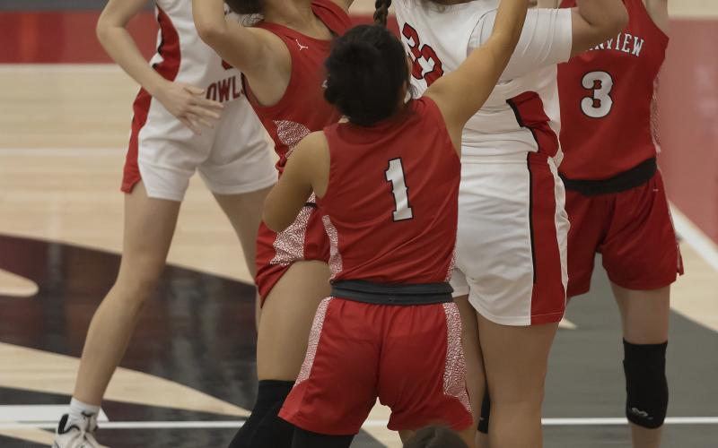 Elgin’s Addy Choate takes a shot against Plainview during the Purcell Tournament. Elgin dropped a 64-30 decision to Tuttle last Friday. The Lady Owls will play today at Bethany. HUHGH SCOTT JR. | SOUTHWEST CHRONICLE