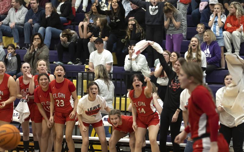 Elgin’s bench celebrates after freshman post player Kelby Carter, foreground, scores a bucket that gave the Lady Owls a 42-36 lead with 34 seconds left to play in the district tournament game last Friday. Carter finished with 12 points. HUGH SCOTT JR. | SOUTHWEST CHRONICLE