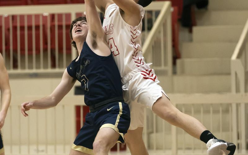 Elgin’s Tommy Glover, right, battles for the ball with a Kingfisher defender during last Friday’s Western Conference matchup. Kingfisher defeated the Owls 55-27. HUGH SCOTT JR. | SOUTHWEST CHRONICLE