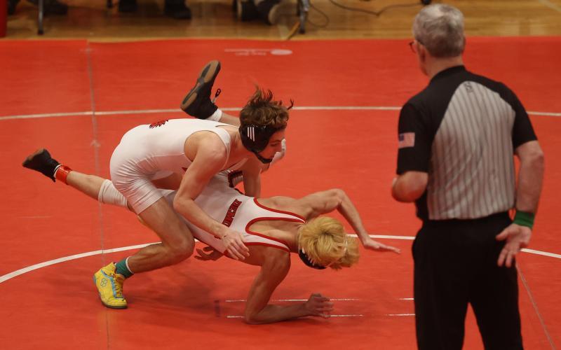 Elgin’s Hunter Jackson, top, takes control of Duncan’s Felipe Villarreal during the 113-pound championship match at last week’s Class 5A regional meet. Jackson defeated Villarreal 8-3 and earned a spot in the state tournament. Jackson’s season record is 35-3. HUGH SCOTT JR. | SOUTHWEST CHRONICLE