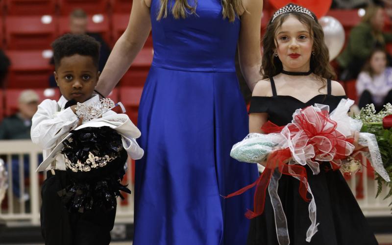 Little ones, Derrick Thomas, son of boys assistant coach Derrick Thomas, and Harper Green, daughter of boys head coach Ryan Green with escort Angel Dickinson. RIP STELL | SOUTHWEST CHRONICLE
