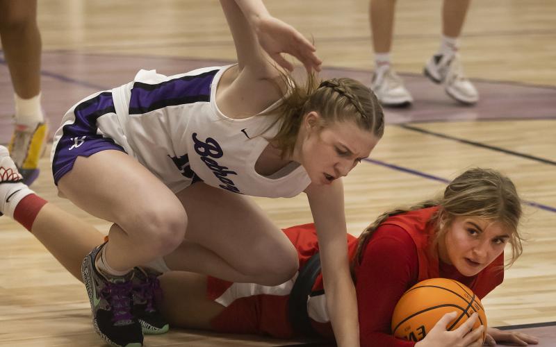 Elgin freshman Kelby Carter dives for the ball after a scramble with a Bethany defender in first-round action of the regional tournament. HUGH SCOTT JR. | SOUTHWEST CHRONICLE