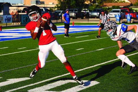 Elgin junior wide receiver Treyvon Crabtree makes a catch during last Friday’s scrimmage. Photo by Hugh Scott Jr.