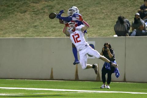 Elgin’s Toby Parker tries to break up a pass attempt against Noble, which won the 5A-1 matchup 32-21. Below, Michael Adesola (4) catches the winning TD during a come-from-behind victory over Lawton MacArthur. HUGH SCOTT JR. | SOUTHWEST CHRONICLE