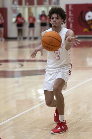 Hugh Scott Jr. | Southwest Chronicle Elgin senior Jaylon Nettles passes the ball to a teammate during the Duncan game Dec. 13.