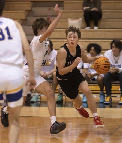 Elgin’s Damien Callagy dribbles along the baseline during a tournament game against Piedmont last Saturday. HUGH SCOTT JR. | SOUTHWEST CHRONICLE