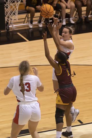 Lady Owl Maycee Hill throws the ball to post player Kelby Carter (33) during Friday's game against Clinton. Elgin will play 1 p.m. Saturday in the consolation championship. HUGH SCOTT JR. | SOUTHWEST CHRONICLE