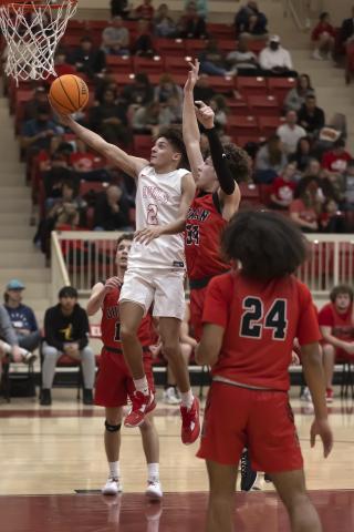 Elgin’s Jaylon Nettles (2) scores on a layup against Duncan last month. Nettles finished with 17 points in Elgin’s 61-34 win over Cache on Tuesday night. HUGH SCOTT JR. | SOUTHWEST CHRONICLE