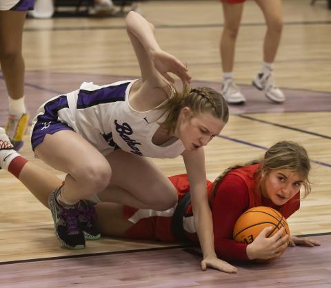 Elgin freshman Kelby Carter dives for the ball after a scramble with a Bethany defender in first-round action of the regional tournament. HUGH SCOTT JR. | SOUTHWEST CHRONICLE